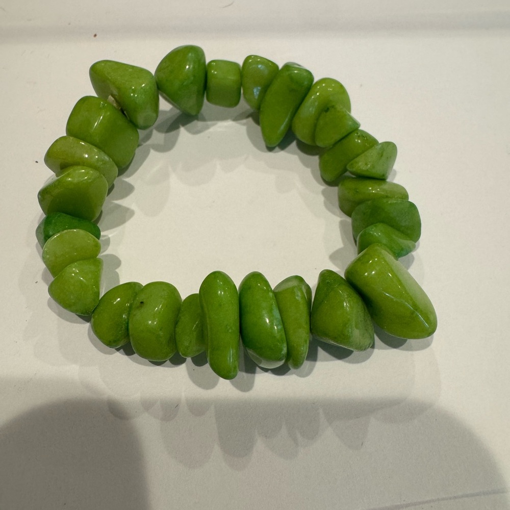 Stretchable Lime green natural stone bracelet 
Approx. 2”
